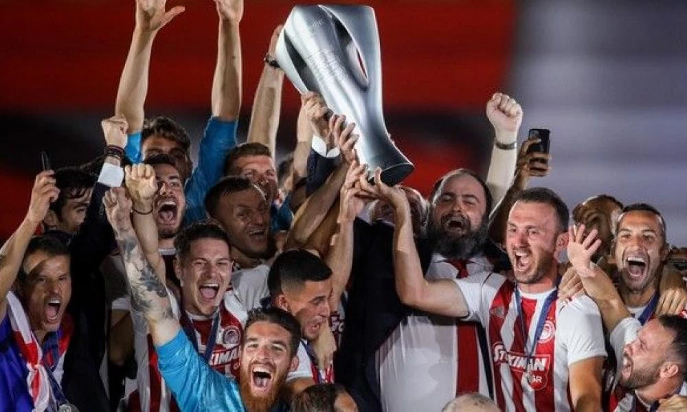 Στον ουρανό του Πειραιά "υψώθηκε" το τρόπαιο του πρωταθλητή Ελλάδας Ολυμπιακού